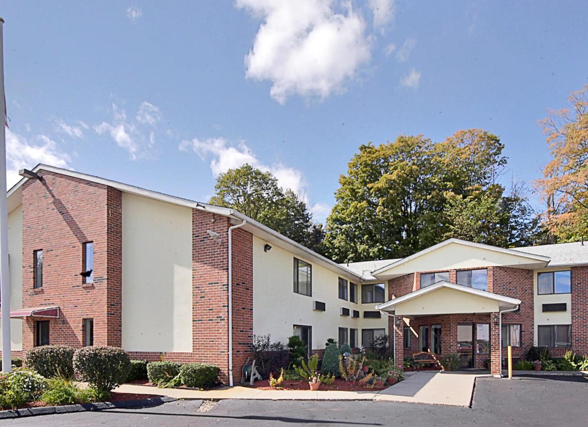 Riverdale Inn West Springfield Exterior photo